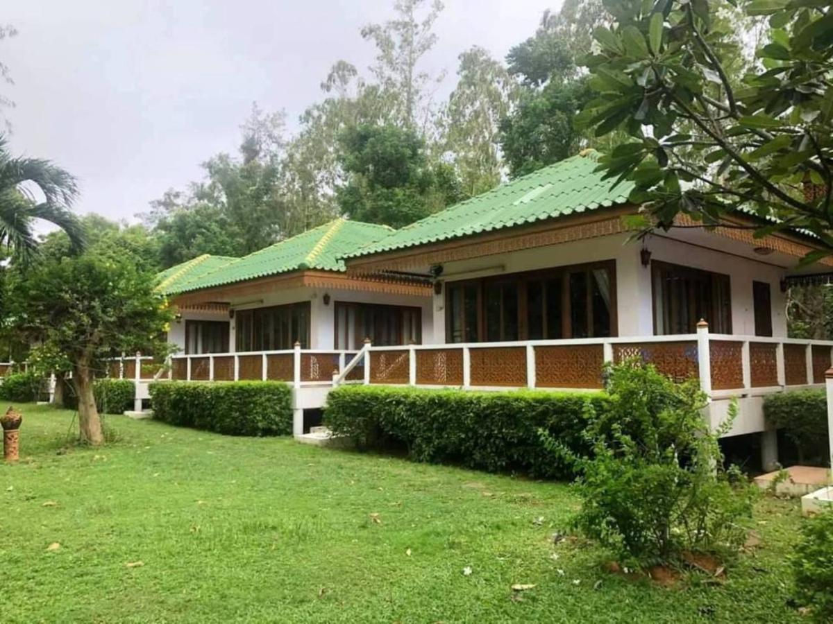 Ruen Thai Rim Haad Klaeng Bagian luar foto