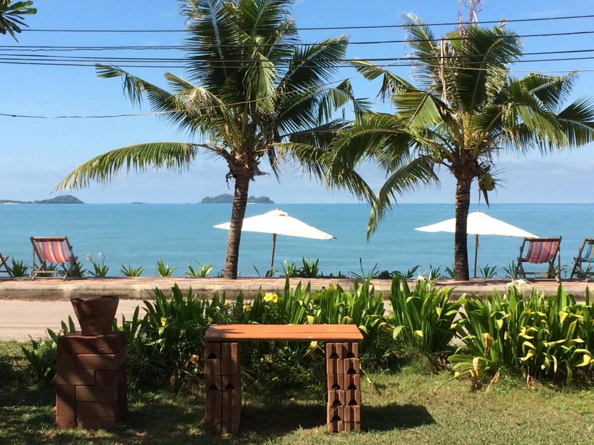 Ruen Thai Rim Haad Klaeng Bagian luar foto