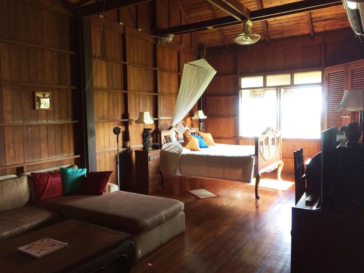 Ruen Thai Rim Haad Klaeng Bagian luar foto