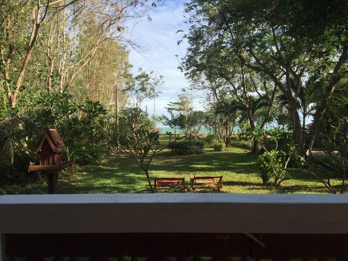 Ruen Thai Rim Haad Klaeng Bagian luar foto