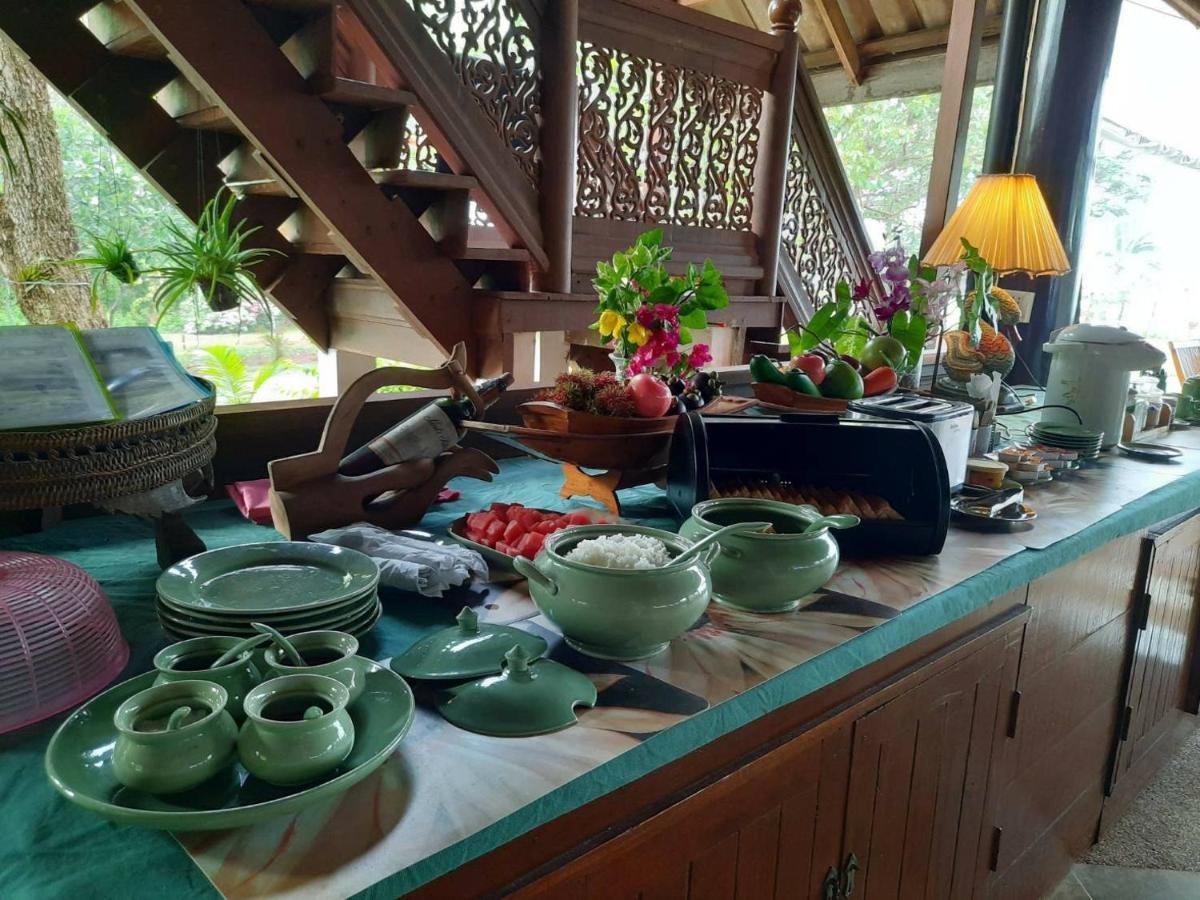 Ruen Thai Rim Haad Klaeng Bagian luar foto
