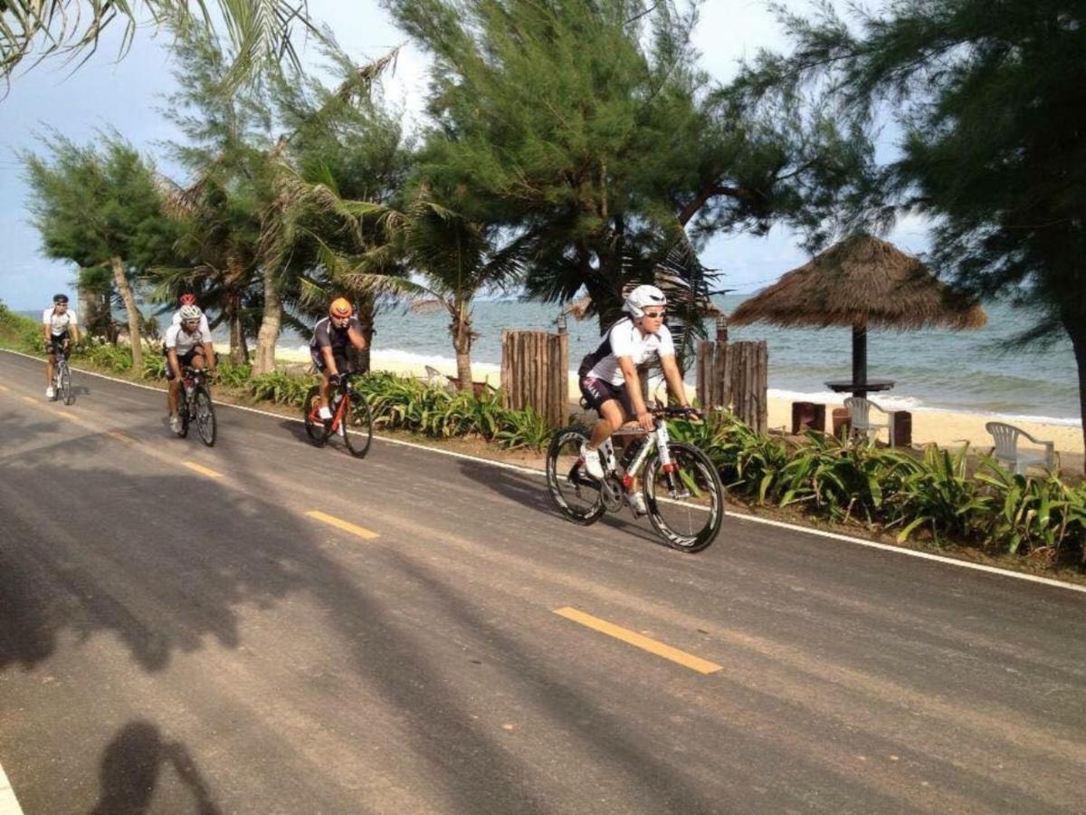 Ruen Thai Rim Haad Klaeng Bagian luar foto
