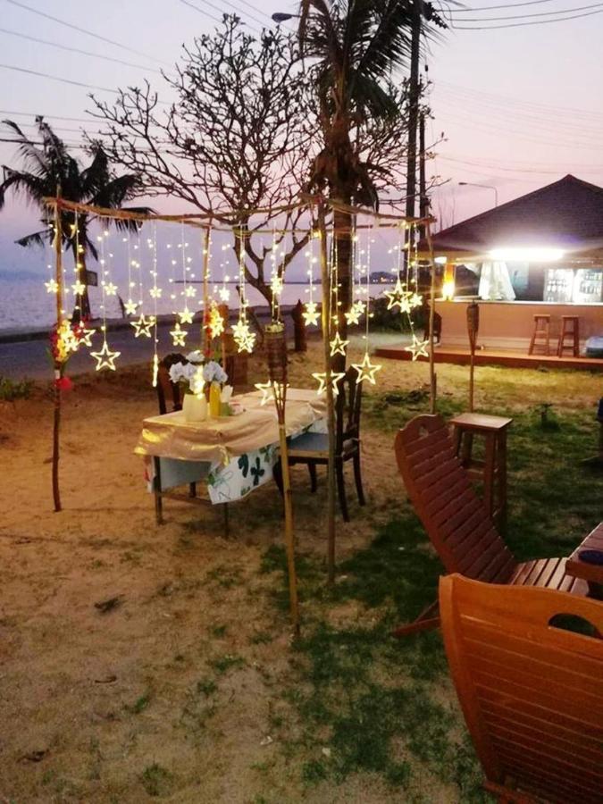 Ruen Thai Rim Haad Klaeng Bagian luar foto