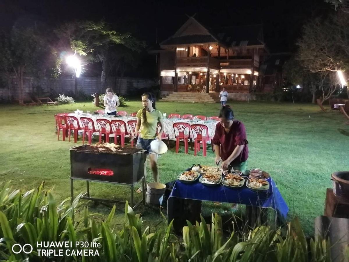 Ruen Thai Rim Haad Klaeng Bagian luar foto