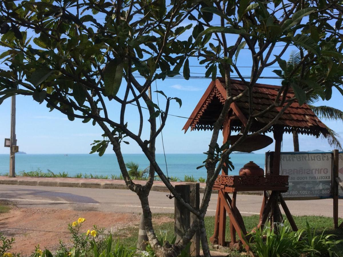 Ruen Thai Rim Haad Klaeng Bagian luar foto