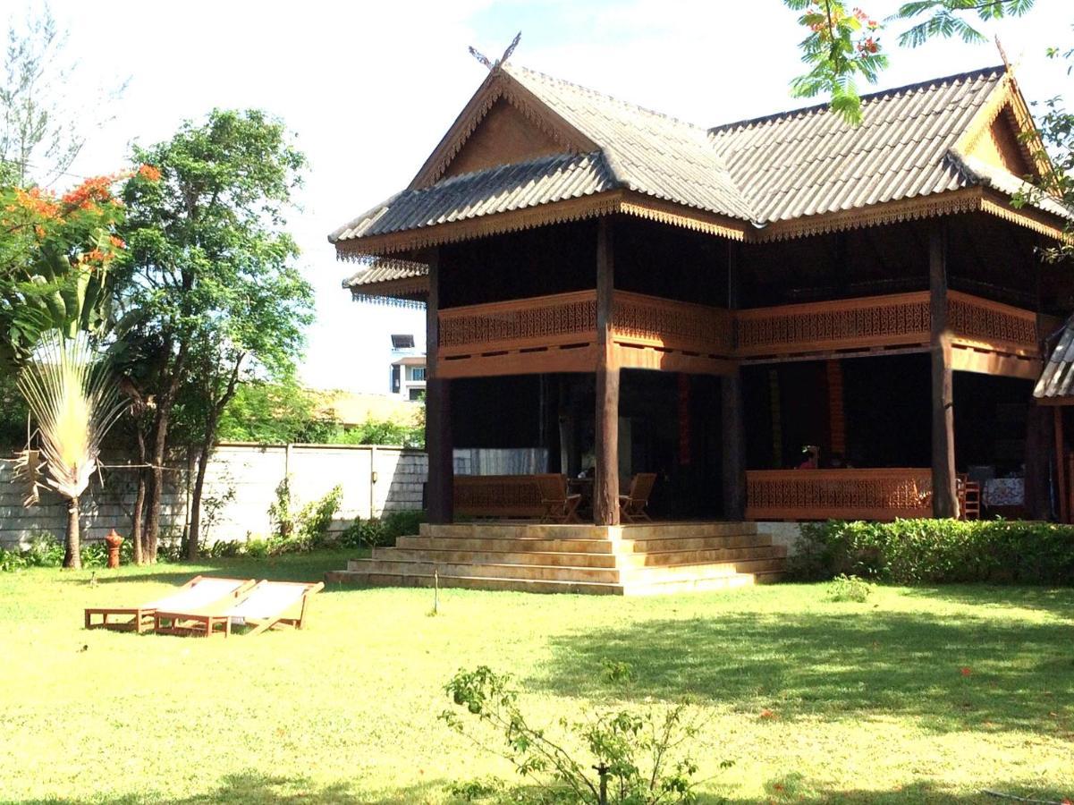 Ruen Thai Rim Haad Klaeng Bagian luar foto
