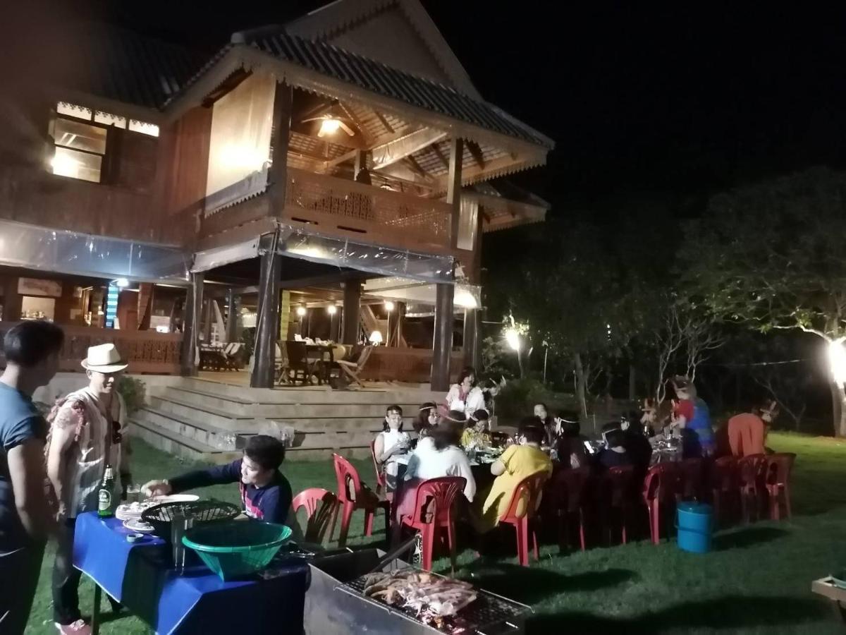 Ruen Thai Rim Haad Klaeng Bagian luar foto