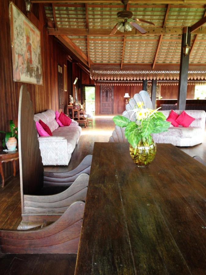 Ruen Thai Rim Haad Klaeng Bagian luar foto