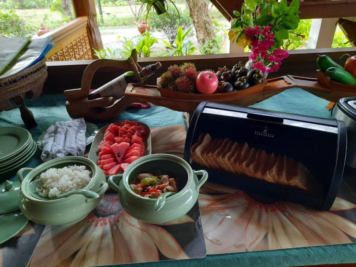 Ruen Thai Rim Haad Klaeng Bagian luar foto