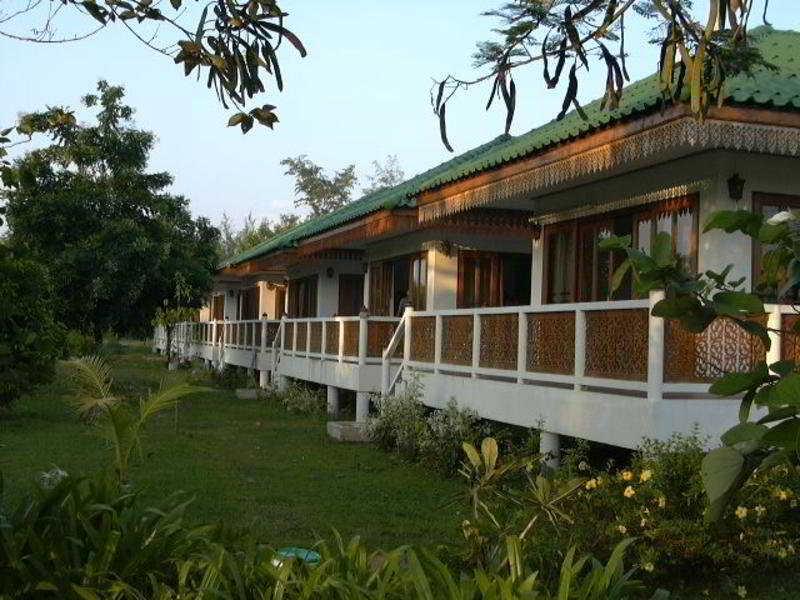 Ruen Thai Rim Haad Klaeng Bagian luar foto