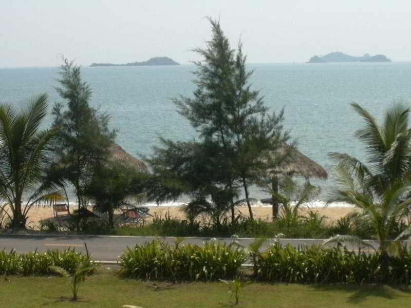 Ruen Thai Rim Haad Klaeng Bagian luar foto