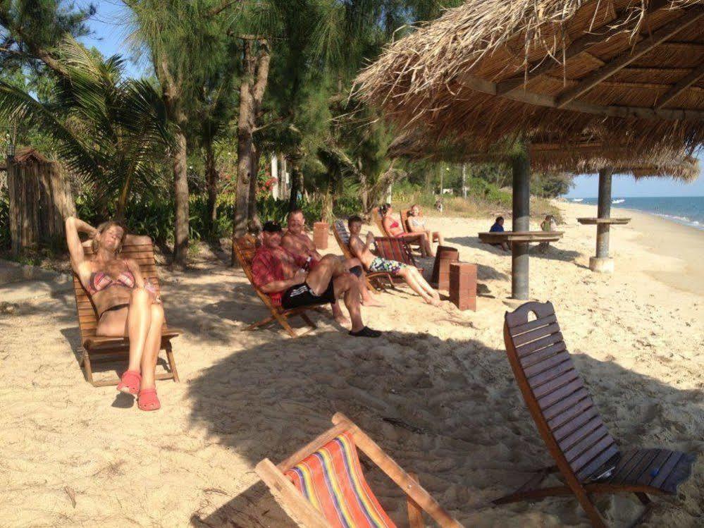 Ruen Thai Rim Haad Klaeng Bagian luar foto