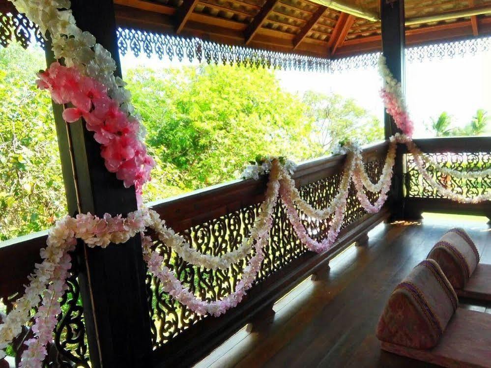Ruen Thai Rim Haad Klaeng Bagian luar foto