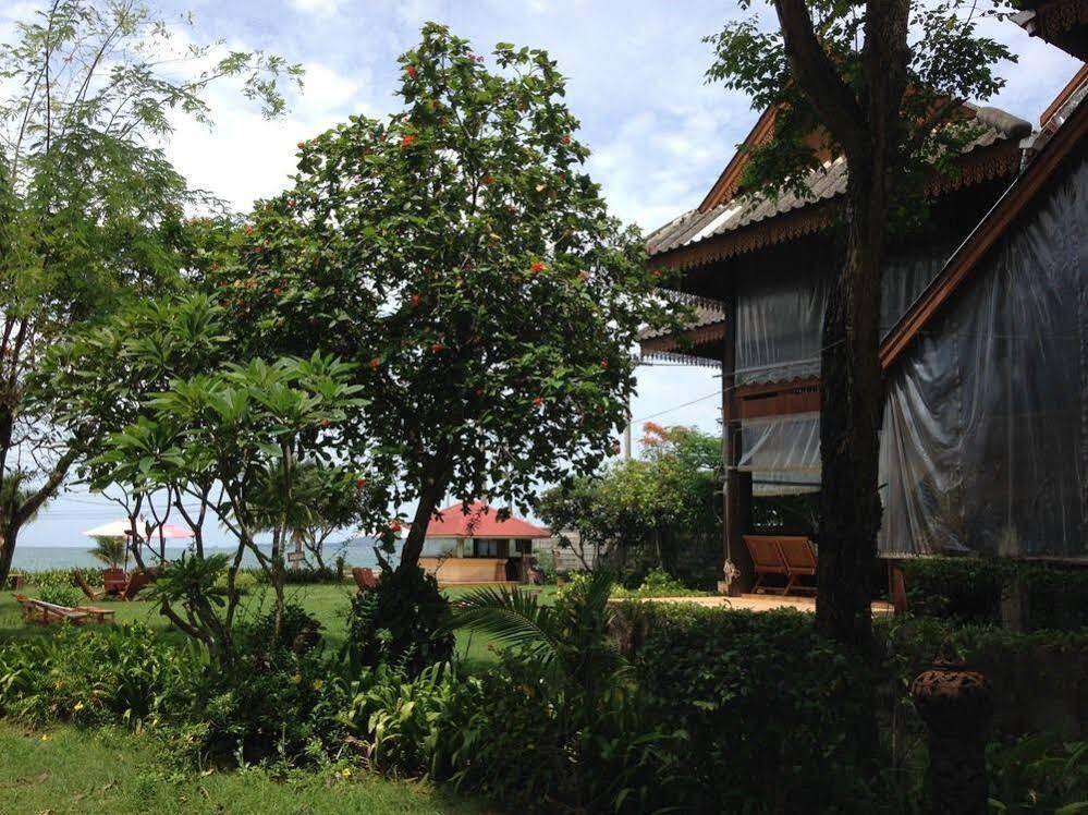 Ruen Thai Rim Haad Klaeng Bagian luar foto
